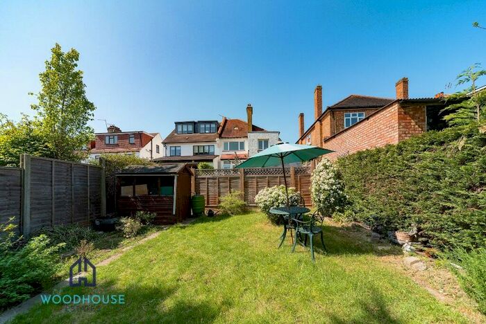 2 Bedroom Flat To Rent In Bedford Avenue, Barnet, North London, EN5