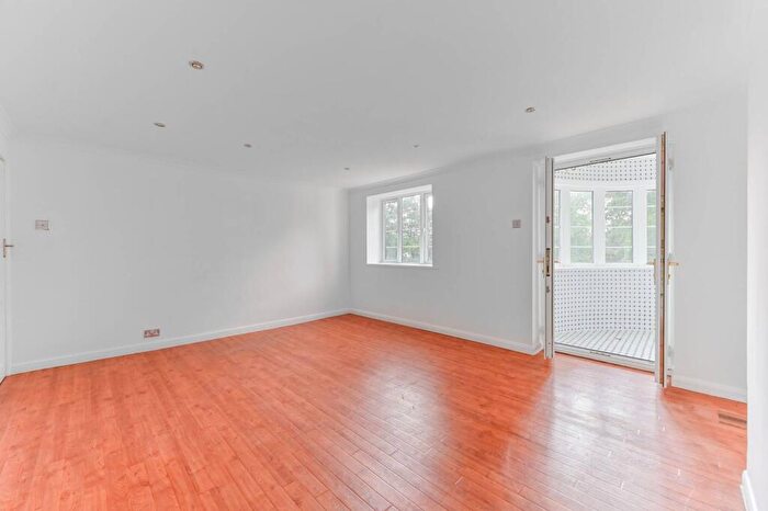 3 Bedroom Flat For Sale In The Woodlands, Upper Norwood, London, SE19