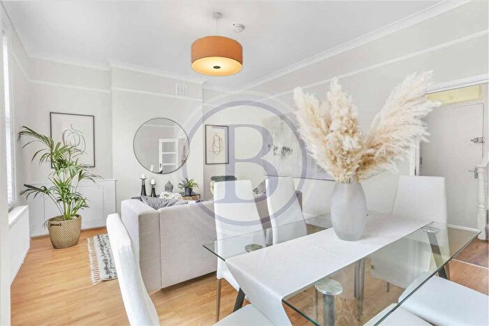 3 Bedroom Flat For Sale In Crayford Road, London, N7
