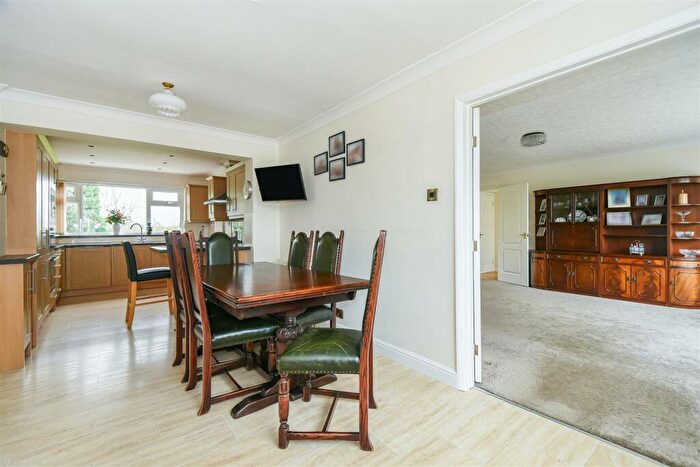 4 Bedroom Detached House For Sale In Canal Side West, Newport, HU15