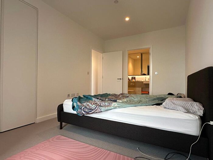 2 Bedroom Flat To Rent In Ribbon Lane, NW2