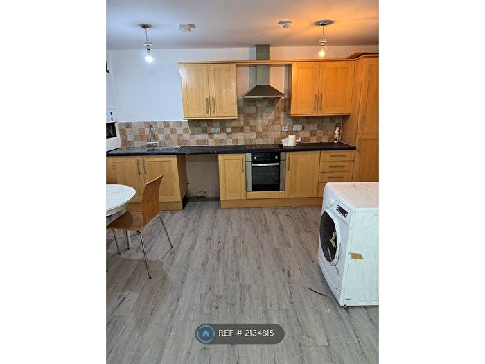 2 Bedroom Flat To Rent In Lemans Drive, Dewsbury, WF13