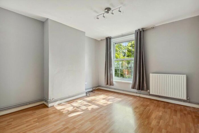 3 Bedroom Flat To Rent In Union Grove, London, SW8