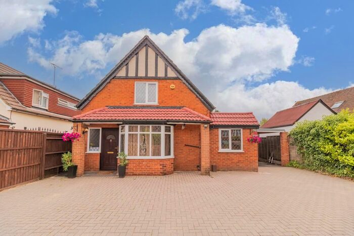 5 Bedroom Detached House For Sale In Loddon Bridge Road, Woodley, RG5