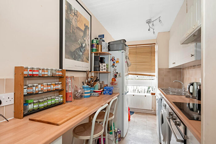 1 Bedroom Flat To Rent In Elm Court, Belmont Hill, London, SE13