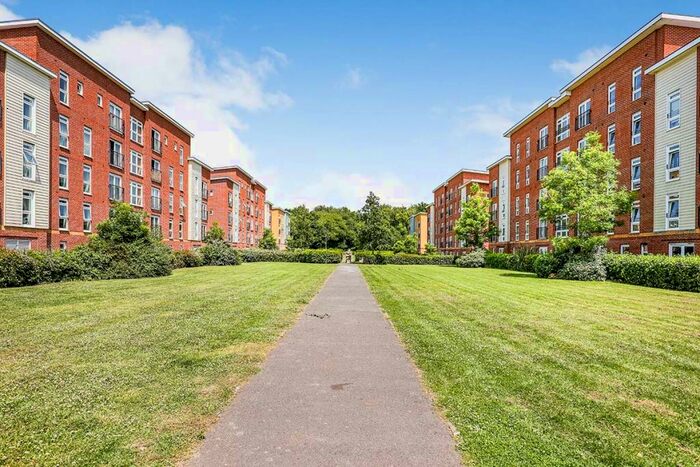 2 Bedroom Flat To Rent In Little Hackets, Havant, Hampshire, PO9