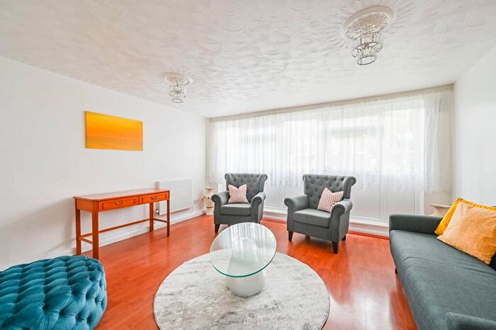 2 Bedroom Maisonette For Sale In Lawrence Close, Bow, London, E3