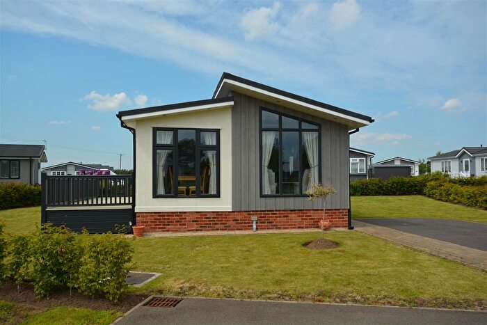 2 Bedroom Mobile/park Home For Sale In St. George Close, Gateforth Park, Selby, YO8
