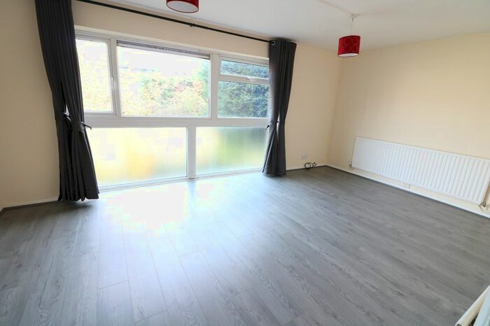 1 Bedroom Flat To Rent In St. Peters Close, Ilford, IG2
