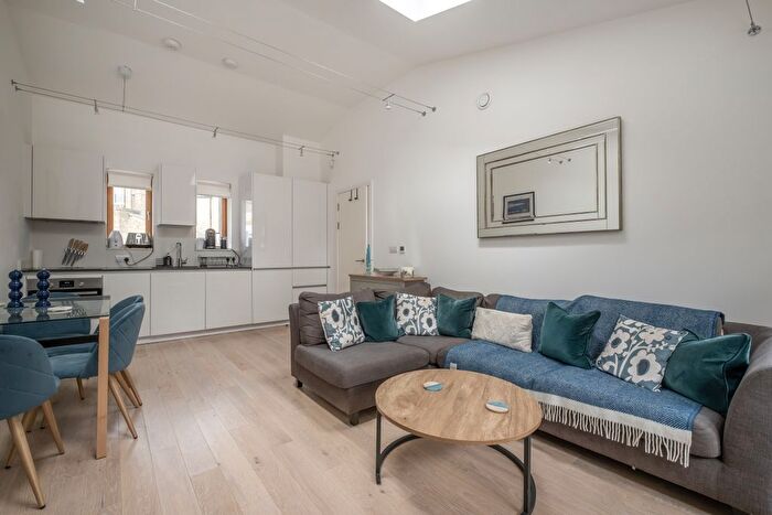 1 Bedroom Flat To Rent In Ironmongers Mews, London, SW13