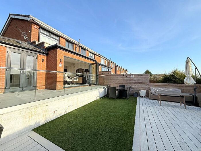 3 Bedroom Mews For Sale In Wheatfield, Stalybridge, SK15