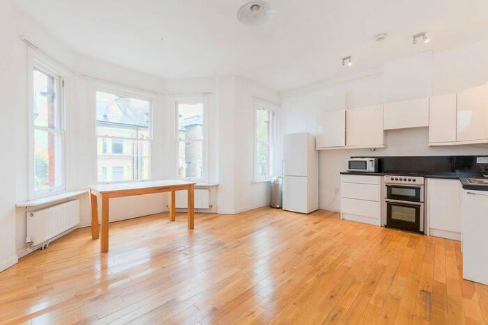 2 Bedroom Flat To Rent In Lime Grove, Shepherd's Bush, London, W12