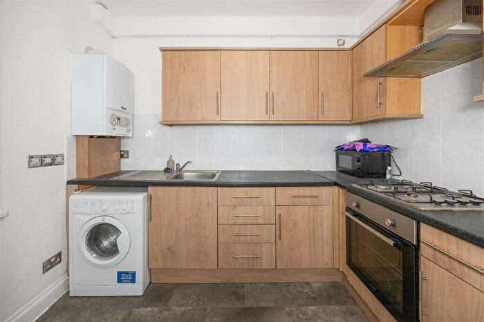 3 Bedroom Flat To Rent In Evering Road, Hackney, London, N16