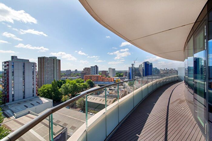 2 Bedroom Flat For Sale In Lombard Wharf, Lombard Road, SW11