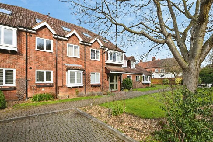 3 Bedroom Flat For Sale In Yewlands, Hoddesdon, EN11