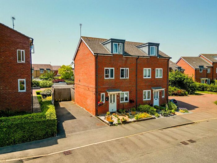 3 Bedroom Semi-Detached House For Sale In Bramley Road, Aylesbury, HP18