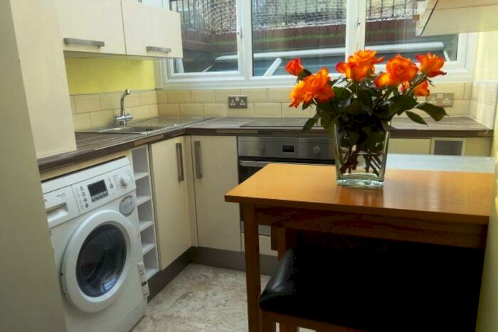 Flat To Rent In Hargrave Road, Archway / Highgate, N19