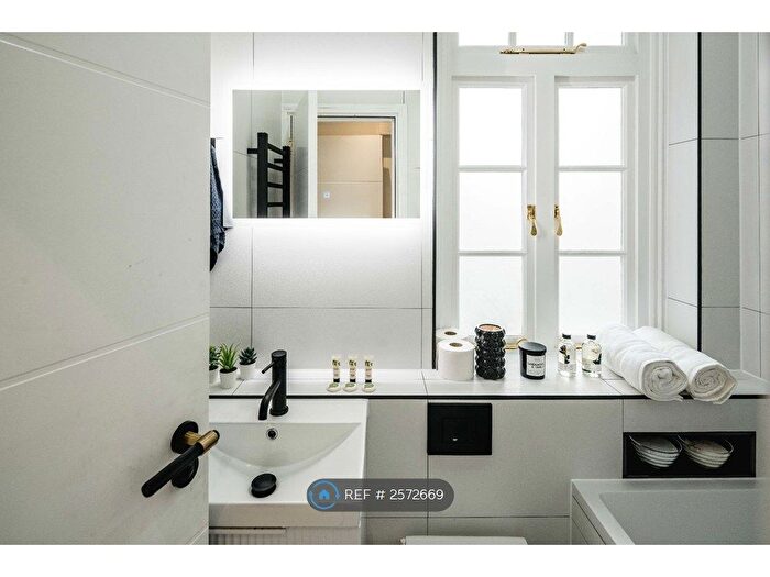 2 Bedroom Flat To Rent In St. Margarets Road, London, SE4