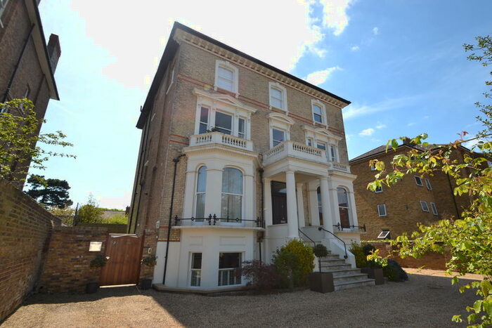 2 Bedroom Apartment To Rent In Avenue Elmers, Surbiton, KT6