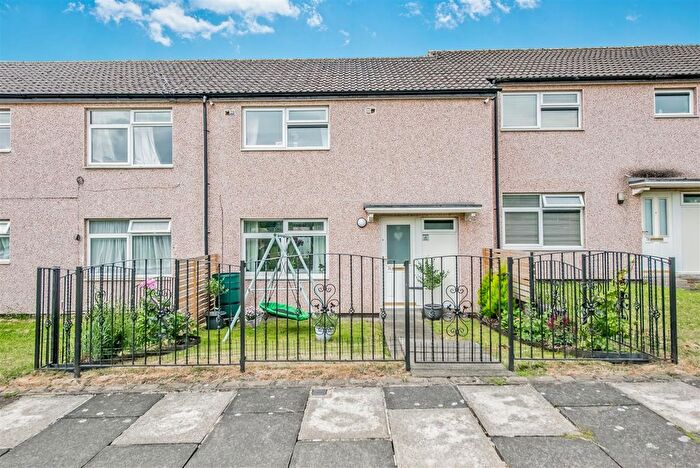 2 Bedroom Town House For Sale In Bruce Lawn, Leeds, LS12