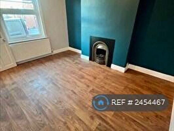 4 Bedroom End Of Terrace House To Rent In Aviary Grove, Leeds, LS12