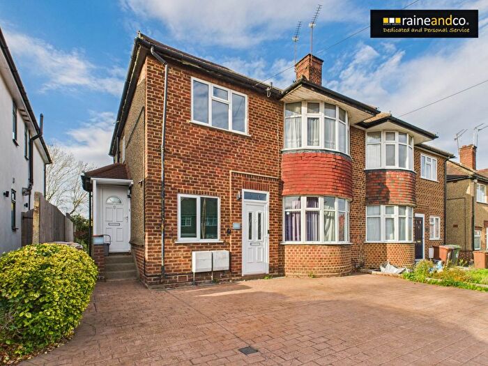 2 Bedroom Maisonette For Sale In Aberdale Gardens, Potters Bar, EN6