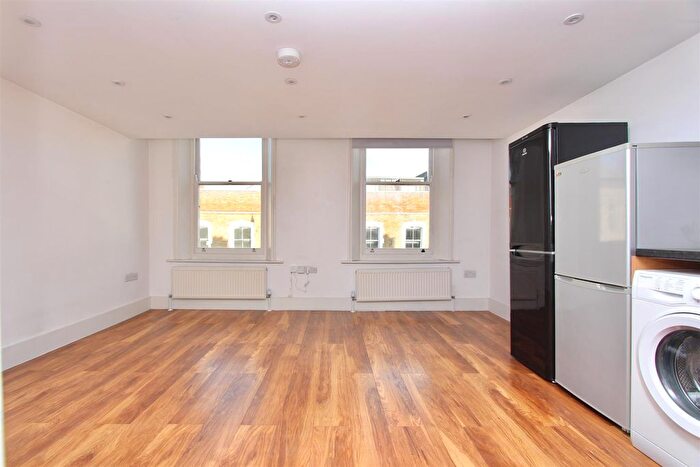 3 Bedroom Flat To Rent In Stoke Newington High Street, London, N16