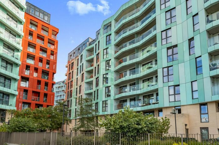 3 Bedroom Flat To Rent In Lariat Apartments, Cable Walk, London, SE10