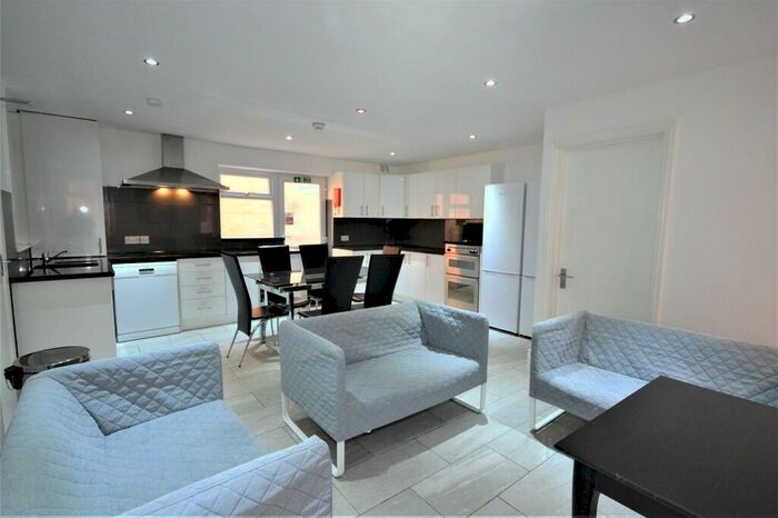 6 Bedroom Detached House To Rent In Bingham Road, Winton, BH9