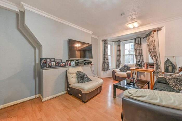 2 Bedroom Flat To Rent In Orsett Street, Vauxhall, London, SE11