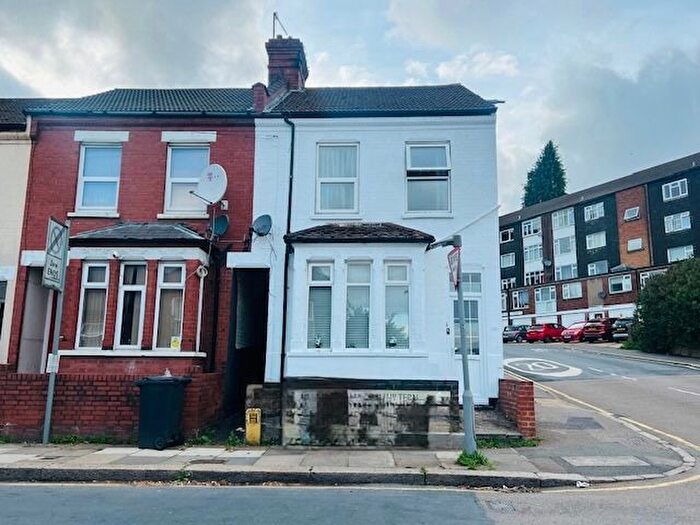 2 Bedroom Maisonette To Rent In Chiltern Rise, Luton, LU1