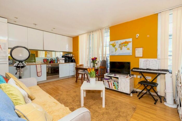 Studio To Rent In New River Avenue, London, N8