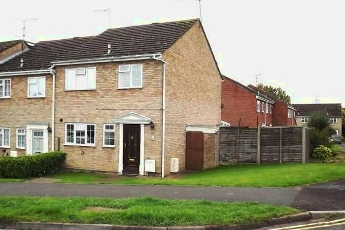 3 Bedroom Property To Rent In Bell Meadow Road, Hook, RG27