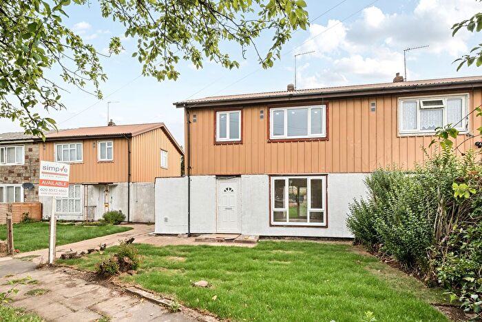 3 Bedroom Semi-detached House For Sale In Stormount Drive, Hayes, UB3