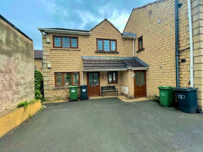 2 Bedroom Flat To Rent In Western Road, Huddersfield, HD4