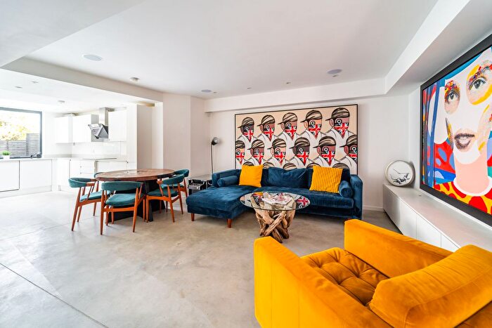 3 Bedroom Flat For Sale In Ridge Road, Crouch End, N8