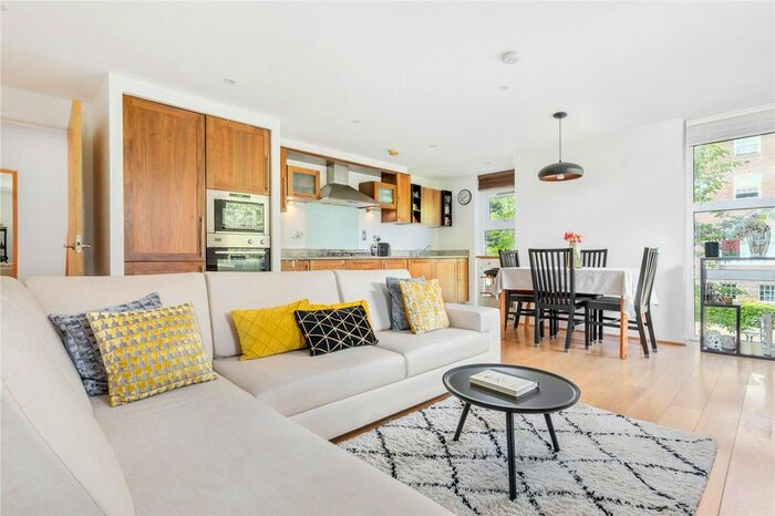 2 Bedroom Flat To Rent In Whitelands Crescent, London, SW18