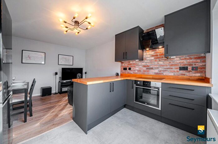 2 Bedroom Flat For Sale In Worplesdon Road, Guildford, Surrey, GU2