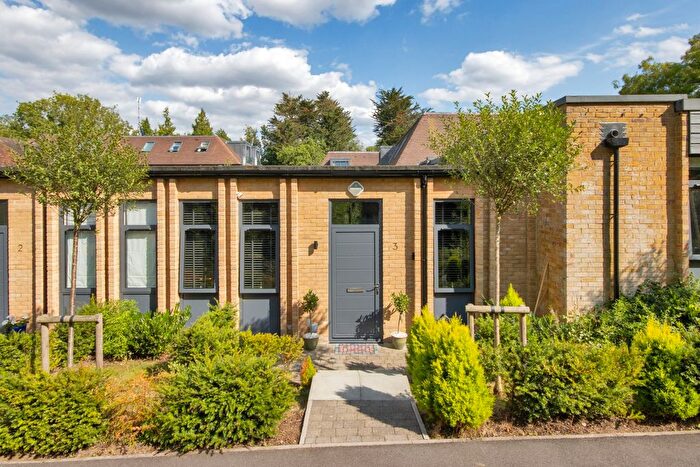 2 Bedroom Flat For Sale In North Ash Road, New Ash Green, Longfield, Kent, DA3