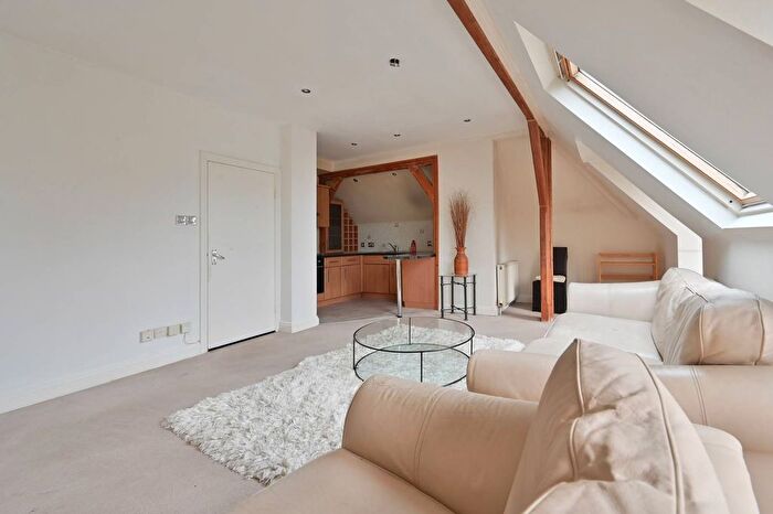 1 Bedroom Flat To Rent In Aldenham Road, Bushey, WD23