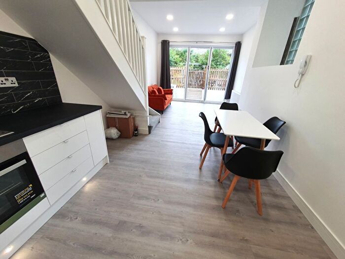 1 Bedroom Flat To Rent In Queens Drive, London, N4