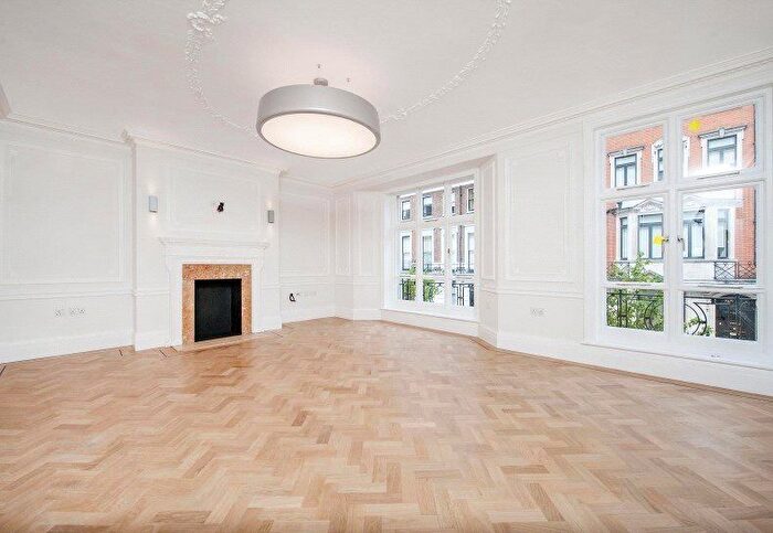 3 Bedroom Flat To Rent In Weymouth Street, Marylebone, London, W1G