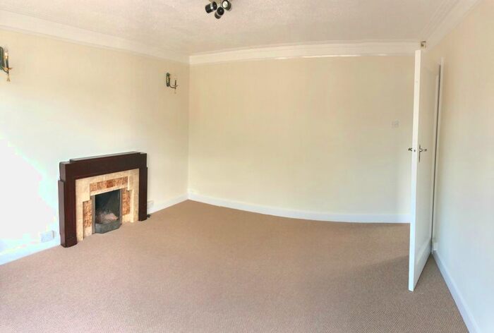 3 Bedroom Detached House To Rent In Mitchley Hill, South Croydon, CR2