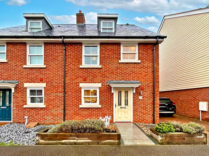 3 Bedroom Semi Detached House For Sale In Sherrington Grove, Biggleswade, SG18