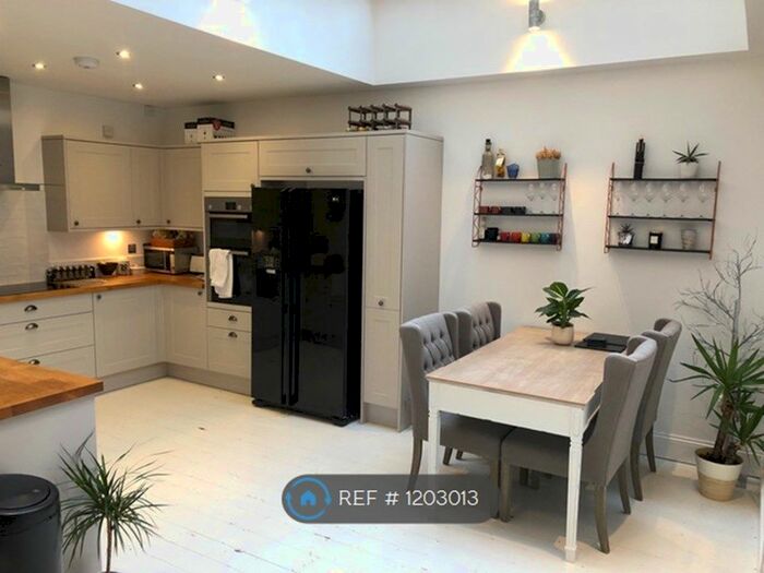 2 Bedroom Flat To Rent In Victoria Square, Bristol BS8