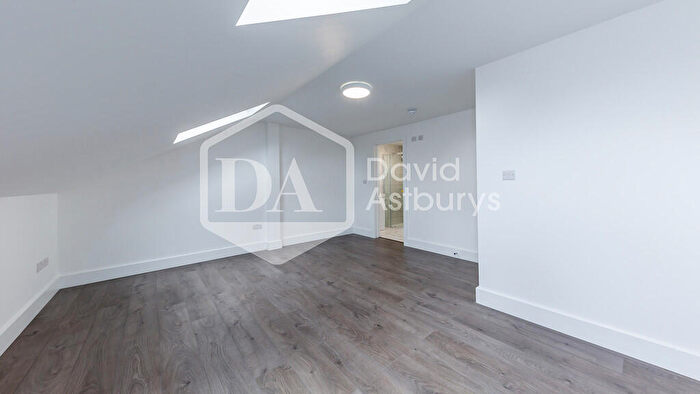 Apartment To Rent In West Green Road, Turnpike Lane, London, N15