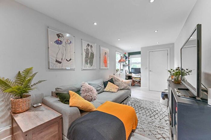 2 Bedroom Flat For Sale In High Street, Penge, London, SE20