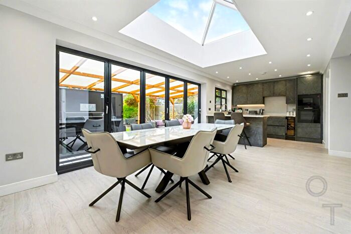 3 Bedroom Detached House For Sale In Oakwood Park Road, Southgate, N14