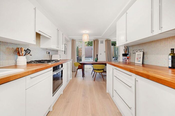 2 Bedroom Flat For Sale In Great Western Road, London, W11