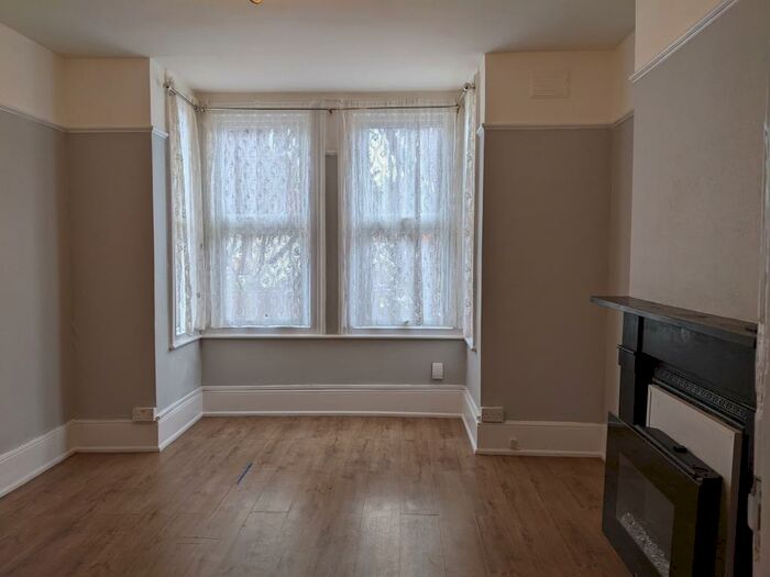 Studio To Rent In Lower Road, Sutton, SM1